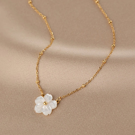 Luna | Delicate Flower Pendant | Timeless Elegance | Fine Metal